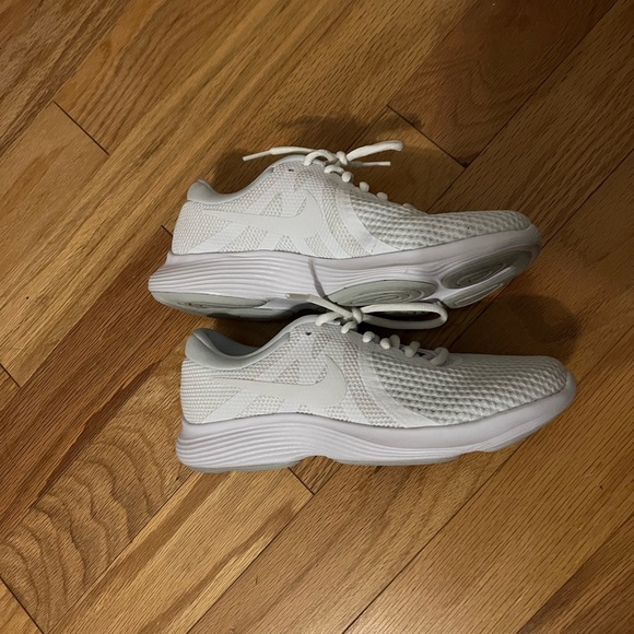 LIKE NEW NIKE Revolution 4 White Shoes, Women’s Size 6 - Picture 3 of 7